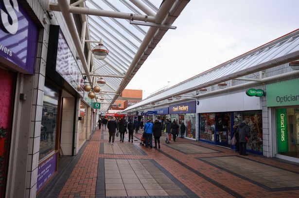 Visitors 'saddened' by shopping centre's 'depressing' Christmas lights