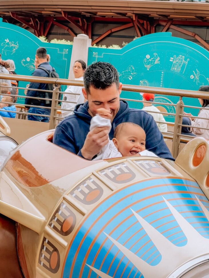 One-year-old baby laughs uncontrollably during his first roller coaster ride in funny video